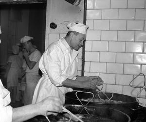 Przygotowywanie pączków w Cukierni Blikle w Warszawie, 1971 rok