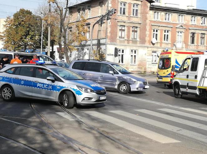 Kolizja "osobówki" za samochodem konwojowym policji