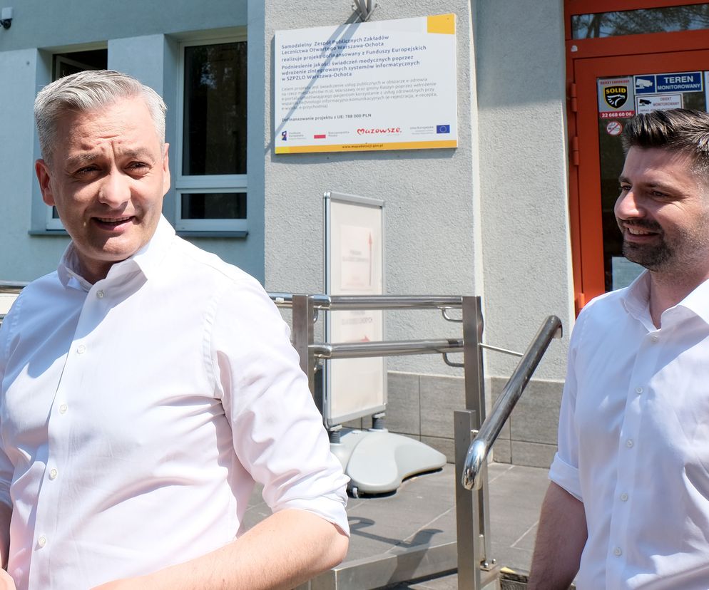 Wybory 2020 Robert Biedroń ze swoim partnerem Krzysztofem Śmiszkiem oddali głosy