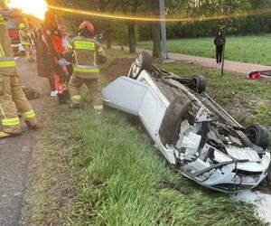 Dachował w rowie, z samochodu unosił się dym. Nieprzytomny kierowca w każdej chwili mógł spłonąć żywcem