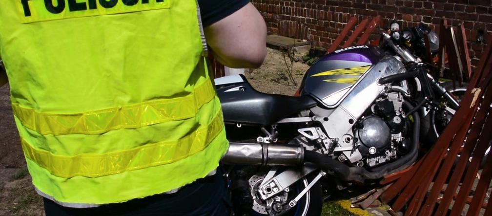 25-letni motocyklista potrącił policjanta, po czym sam rozbił się na płocie