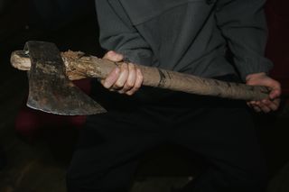 Atak siekierą na ojca! 23-latek z powiatu pilskiego w areszcie