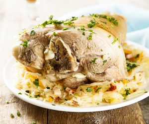 Golonka na ziemniakach w kapuście kiszonej - staropolski obiad