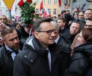 Mateusz Morawiecki pojawił się w budynku prokuratury w Warszawie. Ma usłyszeć zarzuty ws. wyborów korespondencyjnych z 2020 roku