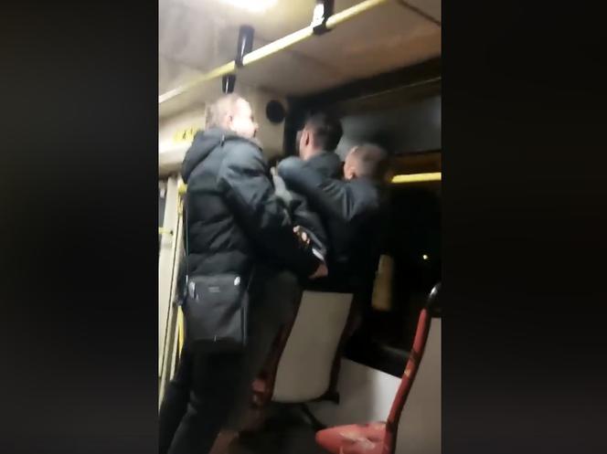 Bytom: DANTEJSKIE SCENY w tramwaju! BITWA między pasażerem i kontrolerami [ZDJĘCIA]
