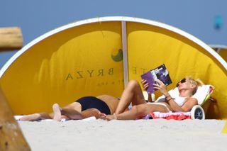 Jan Englert z żoną i ćorką w Juracie