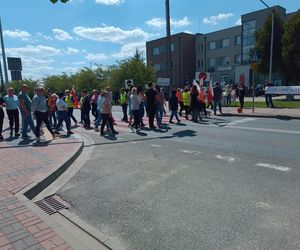 Mieszkańcy protestują: nie damy zabić się asfaltem. „Boję się o życie swojego półrocznego synka”
