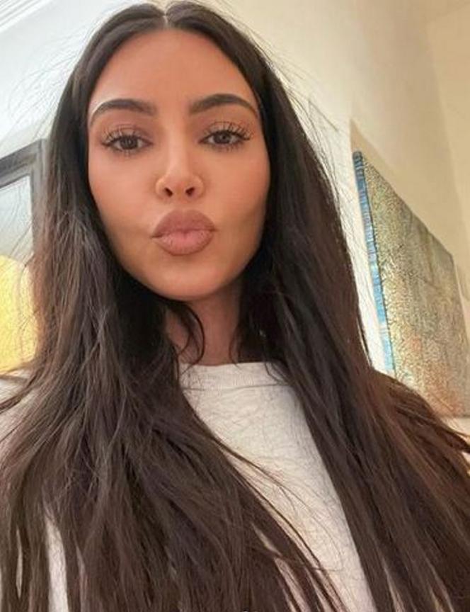 Kim Kardashian pokazała na okładce gołą pupę. Tym razem przesadziła?