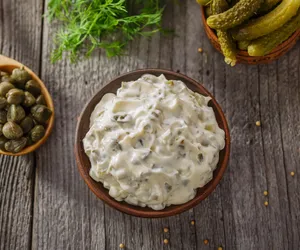 Chrupiący sos tatarski - zakochasz się w nim na zabój. Bogatsza wersja klasycznego sosu