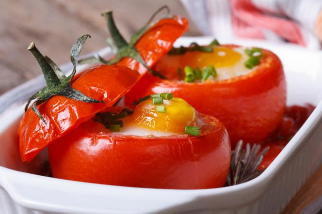 Pomidory z soczewicą, boczkiem i jajkiem