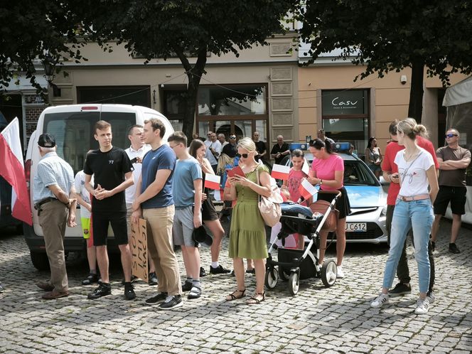 Manifestacja pod hasłem "Sto nielegalnej imigracji" w Lesznie