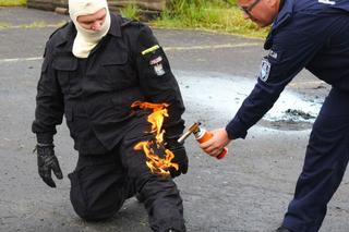 Policjanci z woj. śląskiego uczyli się, jak postępować z ogniem. Pomagali im strażacy