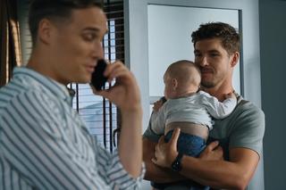 M jak miłość odc. 1690. Olek (Maurycy Popiel), Marcin (Mikołaj Roznerski), Borysek (Tymon Szkopek)