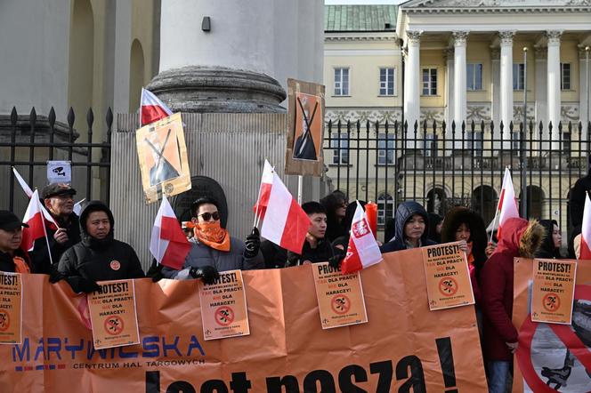 Protest kupców z Marywilskiej przed ratuszem