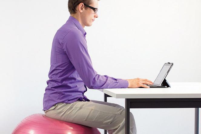 Aktywne siedzenie, czyli ćwiczenia na kregosłup przy biurku