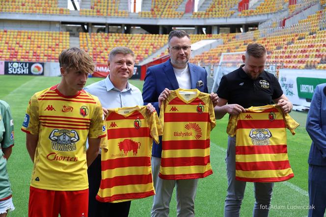 Jagiellonia Białystok zaprezentowała stroje na sezon 2024/25