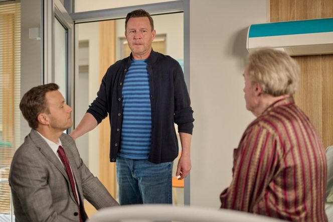 Na Wspólnej odc. 4036. Wojtek (Wojciech Błach), Juliusz (Daniel Olbrychski)