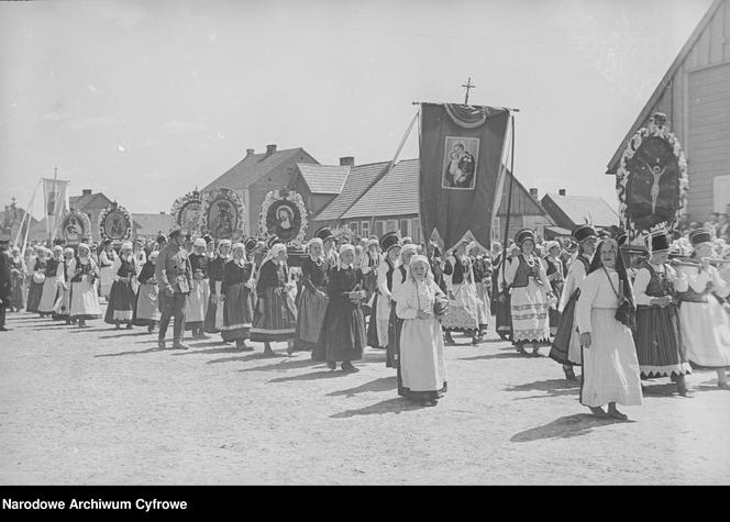 Tak wyglądało Boże Ciało na Kurpiach w 1937 roku. Te zdjęcia to prawdziwa podróż w czasie