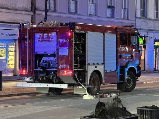 Podczas kontroli na Nowym Świecie mężczyzna wręczył policjantom przedmiot przypominający granat