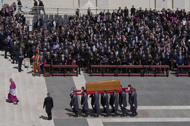 Gafy polityków na pogrzebie papieża Franciszka! Telefony i stroje