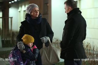 M jak miłość odc. 1129. Marysia (Małgorzata Pieńkowska), Basia (Maja Wudkiewicz), Artur (Robert Moskwa)