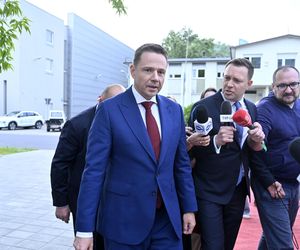 Wielkie wejście Trzaskowskiego do TVP. Zdjęcia uchwyciły każdy krok