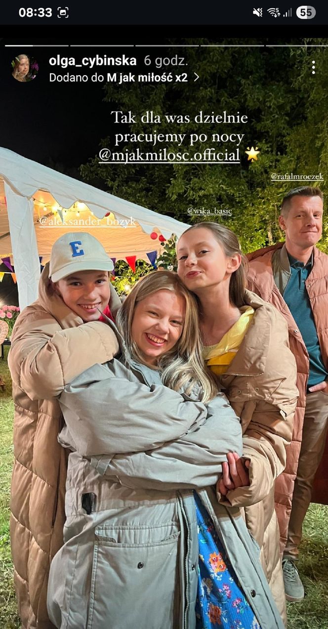 M jak miłość nowy sezon. Misiek (Aleksander Bożyk), Lenka (Olga Cybińska), Hania (Wiktoria Basik), Paweł (Rafał Mroczek) na planie