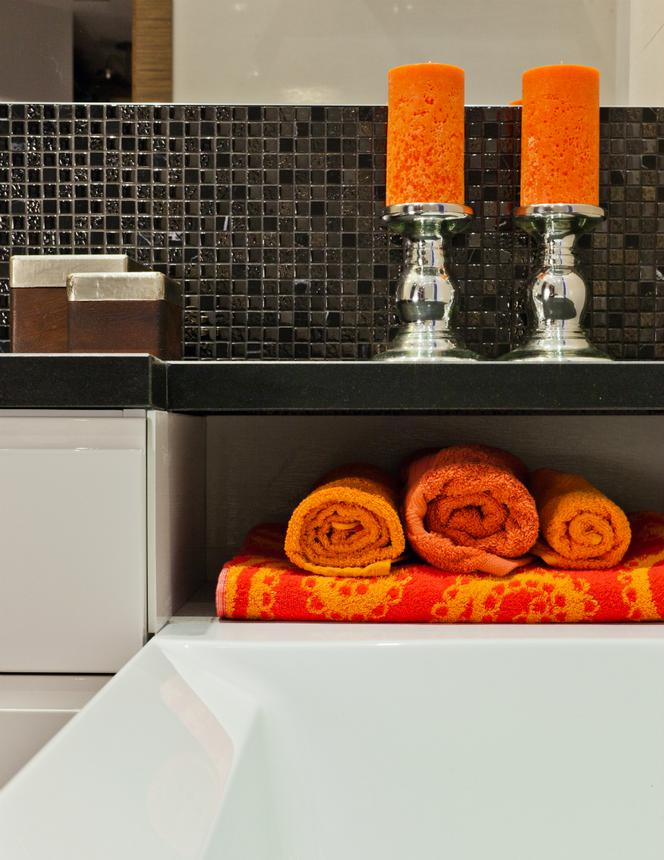Pomarańczowe ręczniki we wnęce