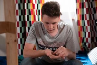 Na Wspólnej odc. 3160 - opis, streszczenie:  Kuba po odwiedzinach w szpitalu u Pauliny znów sięga po narkotyki 