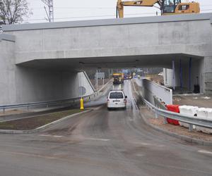 Wielkie otwarcie tunelu pod torami w Niewodnicy Kościelnej. Tak przebiegają prace w ramach Rail Baltica [ZDJĘCIA]