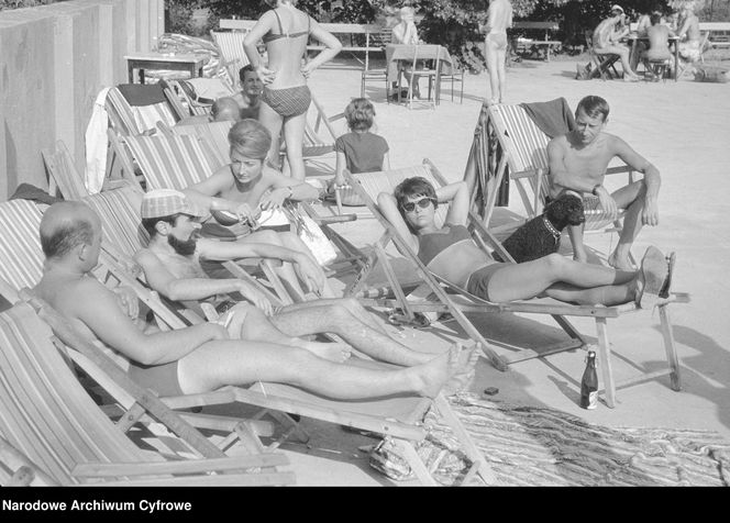 QUIZ PRL. Seksbomby znad Bałtyku. W czym opalały się nasze matki i babki? 15 pytań o plażowanie w stylu PRL