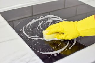 Wystarczą dwie łyżeczki i kilka kropel wody, żeby wyczyścić płytę indukcyjną. Kilka ruchów ściereczką i będzie jak nowa