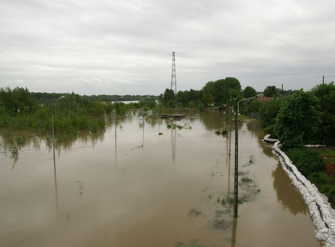 Powódź w 2010 roku w Bydgoszczy. Tak 14 lat temu wyglądały zalane nabrzeża Brdy i Wisły