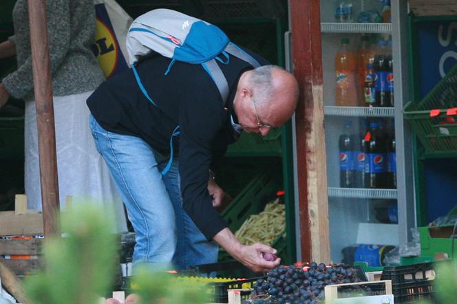 Marek Borowski kradnie śliwki