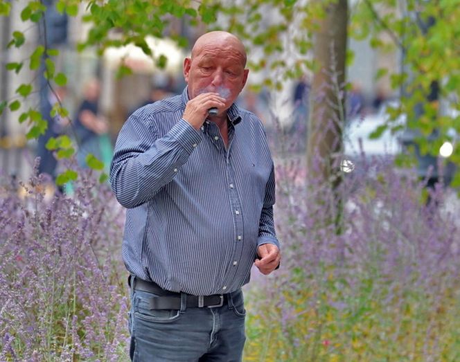 Jasnowidz Jackowski przyłapany w Warszawie. Młodsza, atrakcyjna kobieta i luksusowe zakupy