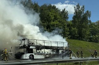 Pożar autokaru na autostradzie A4. Ruch odbywa się jednym pasem