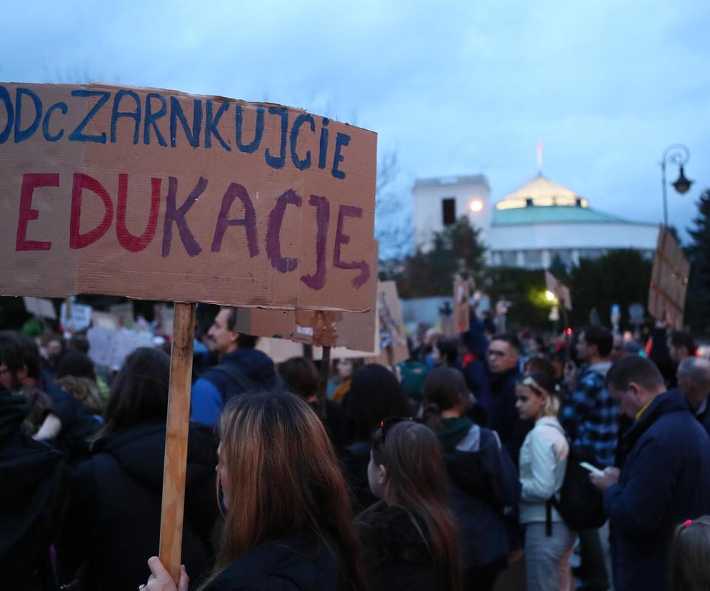 Protest przeciwko lex Czarnek 2.0 pod Sejmem. Będzie zmiana prawa oświatowego?