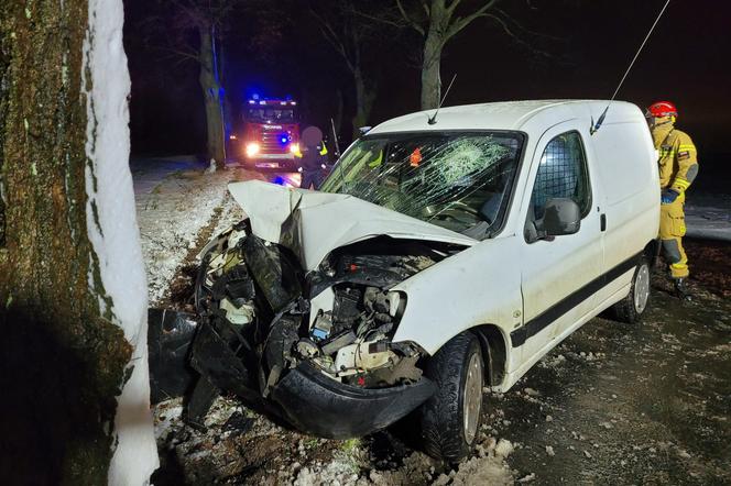 Poważny wypadek pod Chełmżą. Wypadł z drogi i uderzył w drzewo