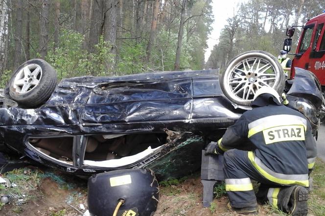Tragiczny wypadek pod Bielskiem Podlaskim. Dachowanie BMW