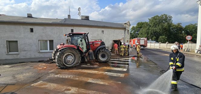 Traktor uderzył w auto i wjechał w budynki! Groźny wypadek pod Grudziądzem [ZDJĘCIA]
