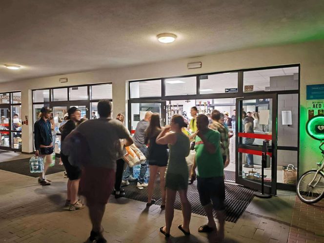 Pożar w Ząbkach. Tłumy wykupują artykuły pierwszej potrzeby