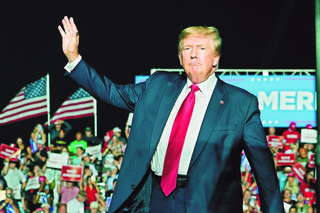 Żąda od Trumpa kolejnych $10 mln