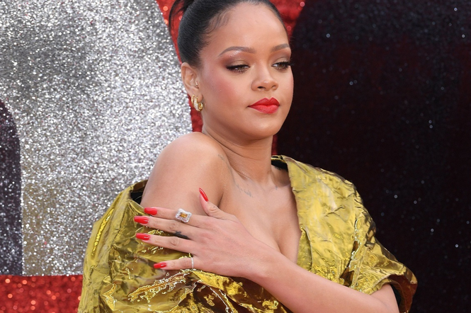 Rihanna - hotplota.pl