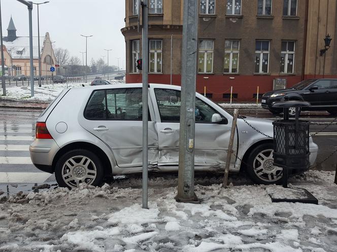 Posypał śnieg, posypały się kolizje w Lesznie 