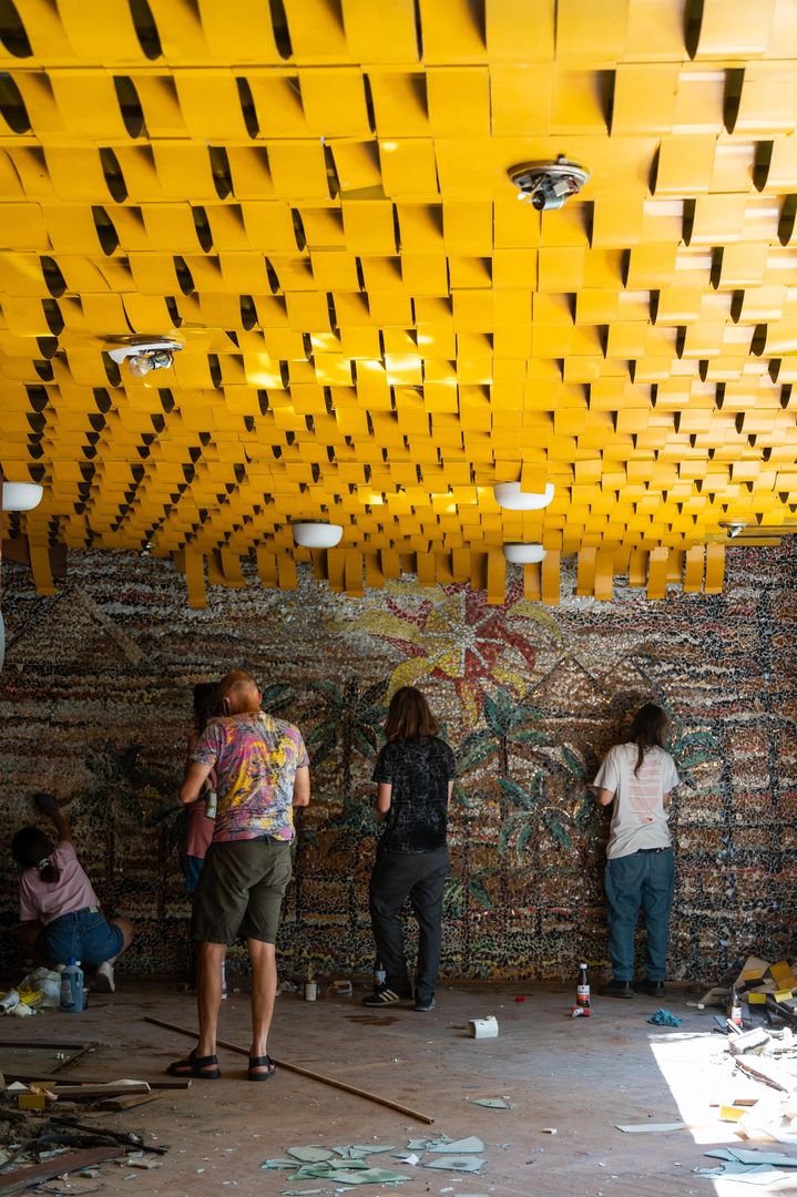 Czyszczenie mozaiki w Kiekrzu z bazgrołów