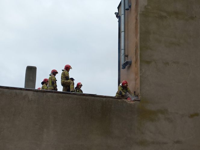 Pożar w kamienicy w Lesznie. Strażacy wynosili sadzę z komina wiadrami 