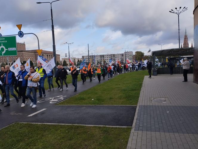 Hutnicy i koksownicy wyszli na ulice w Dąbrowie Górniczej. Apel do rządu o ratunek dla branży i tysięcy miejsc pracy