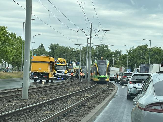 Poznań, ulica Jana Pawła II: samochód w torowisku