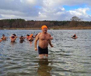 Pogoda na kąpiele robi się coraz lepsza! Morsy z woj. lubelskiego z przyjemnością wskakują do wody