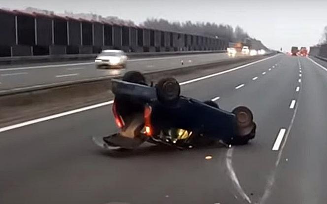 Groźne zdarzenie na autostradzie A4. Samochód zahaczył o audi i dachował 